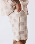 Short homme texturé à motif carreaux