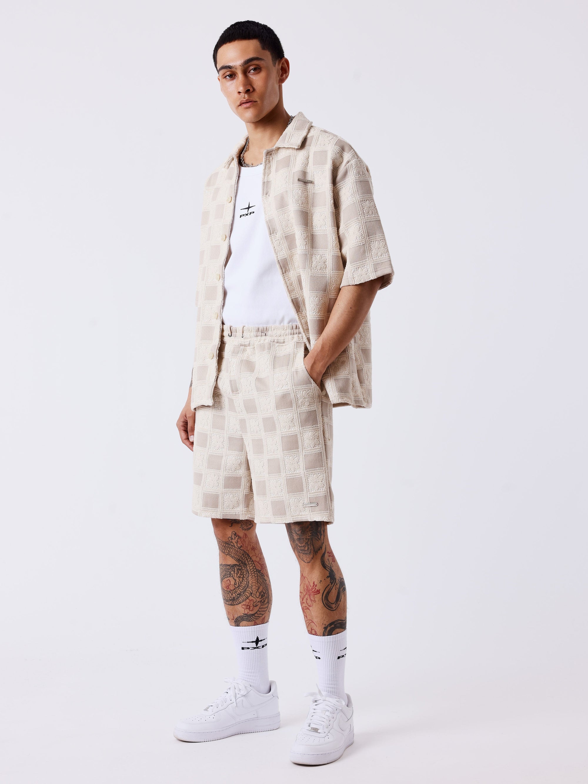 Short homme texturé à motif carreaux