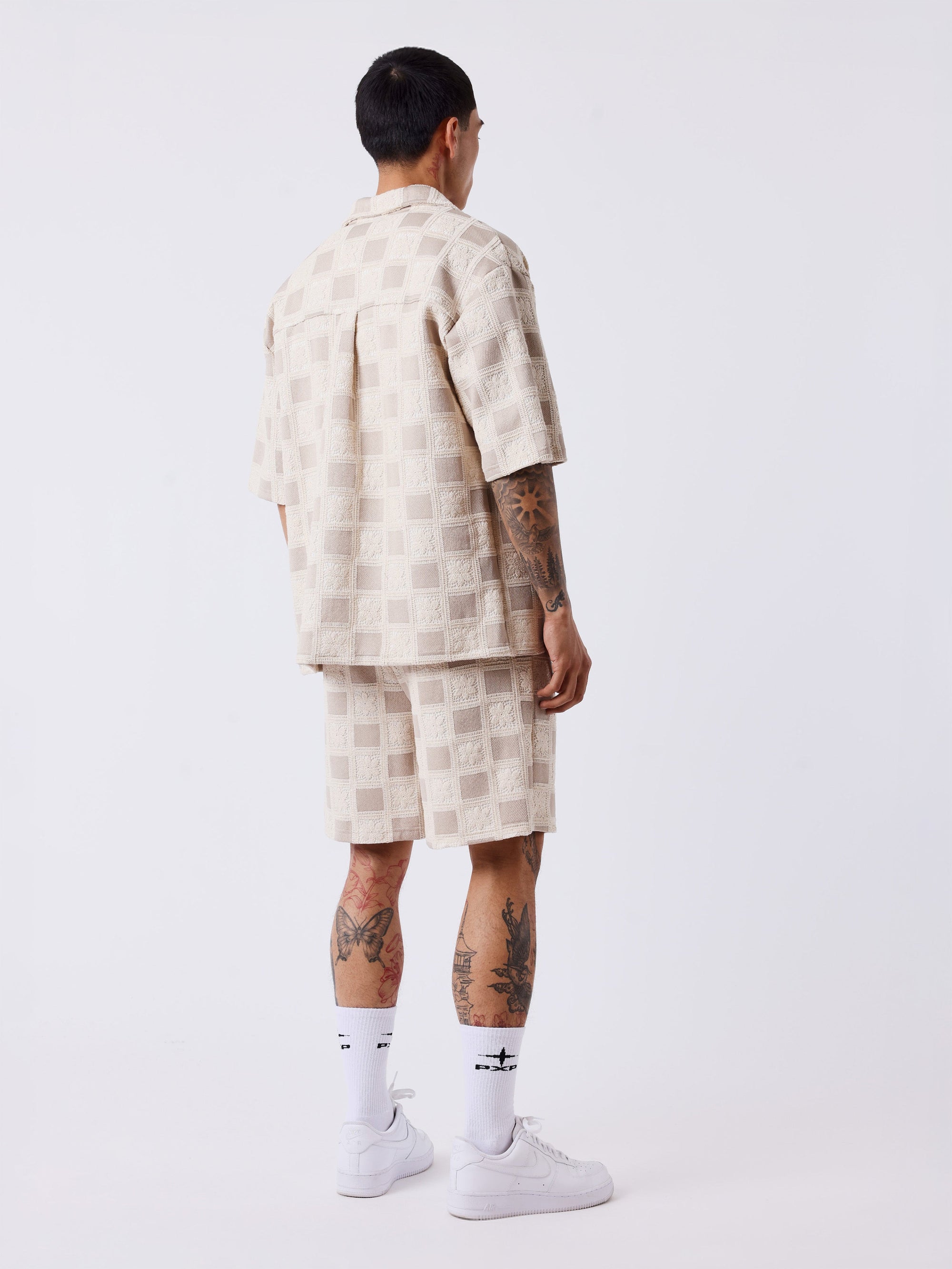 Short homme texturé à motif carreaux