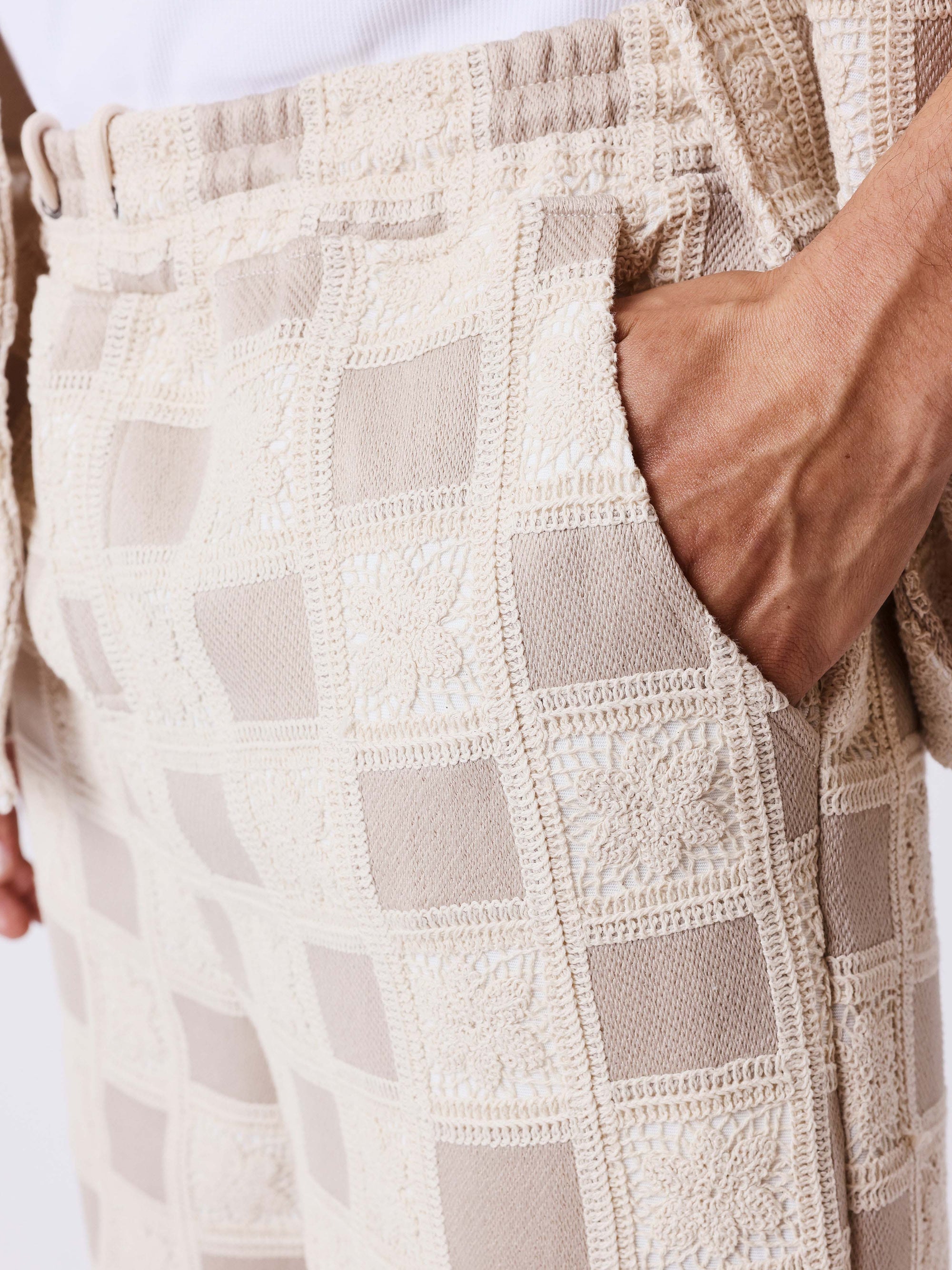 Short homme texturé à motif carreaux