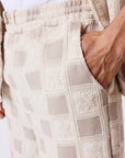 Short homme texturé à motif carreaux