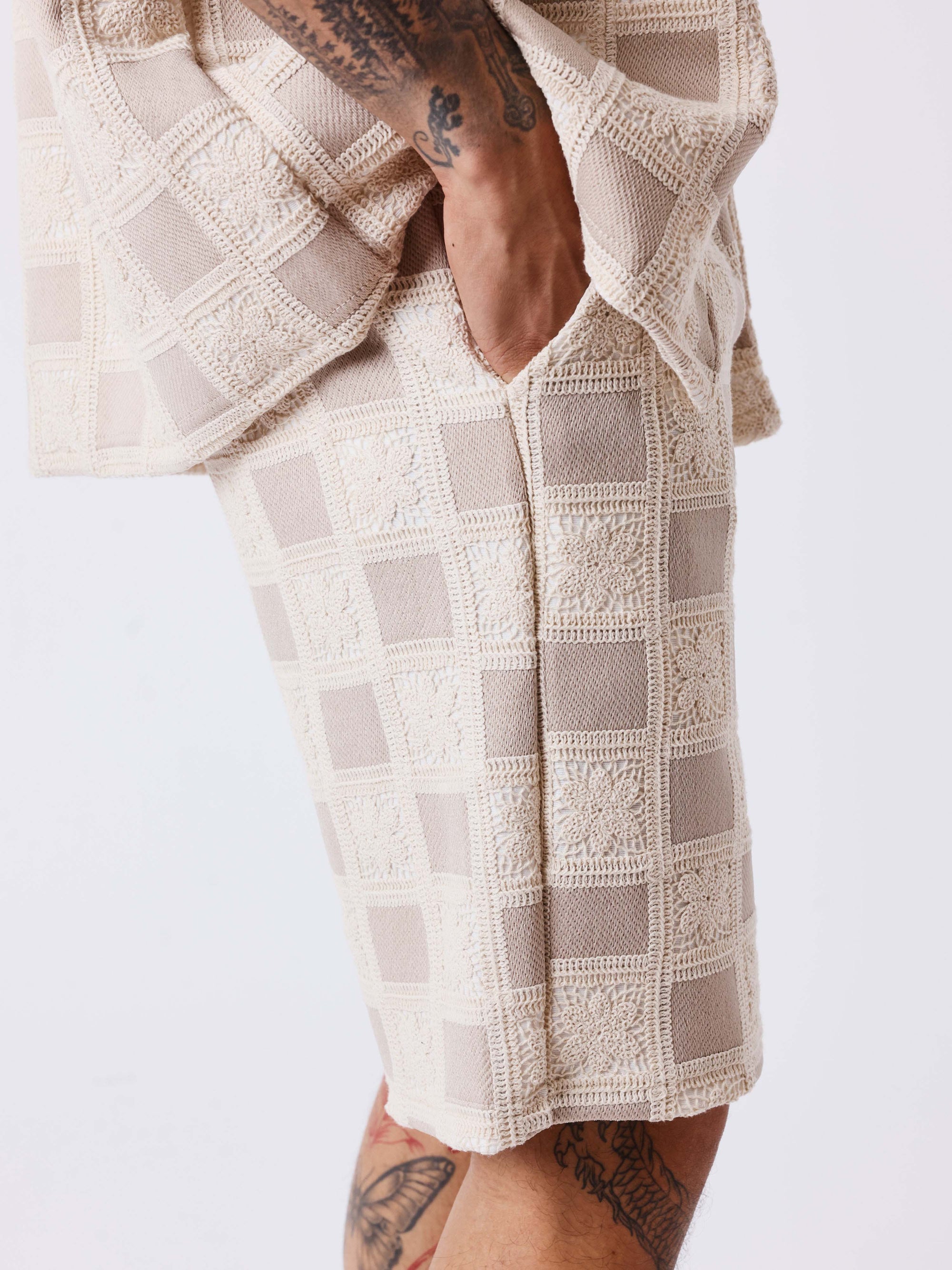 Short homme texturé à motif carreaux