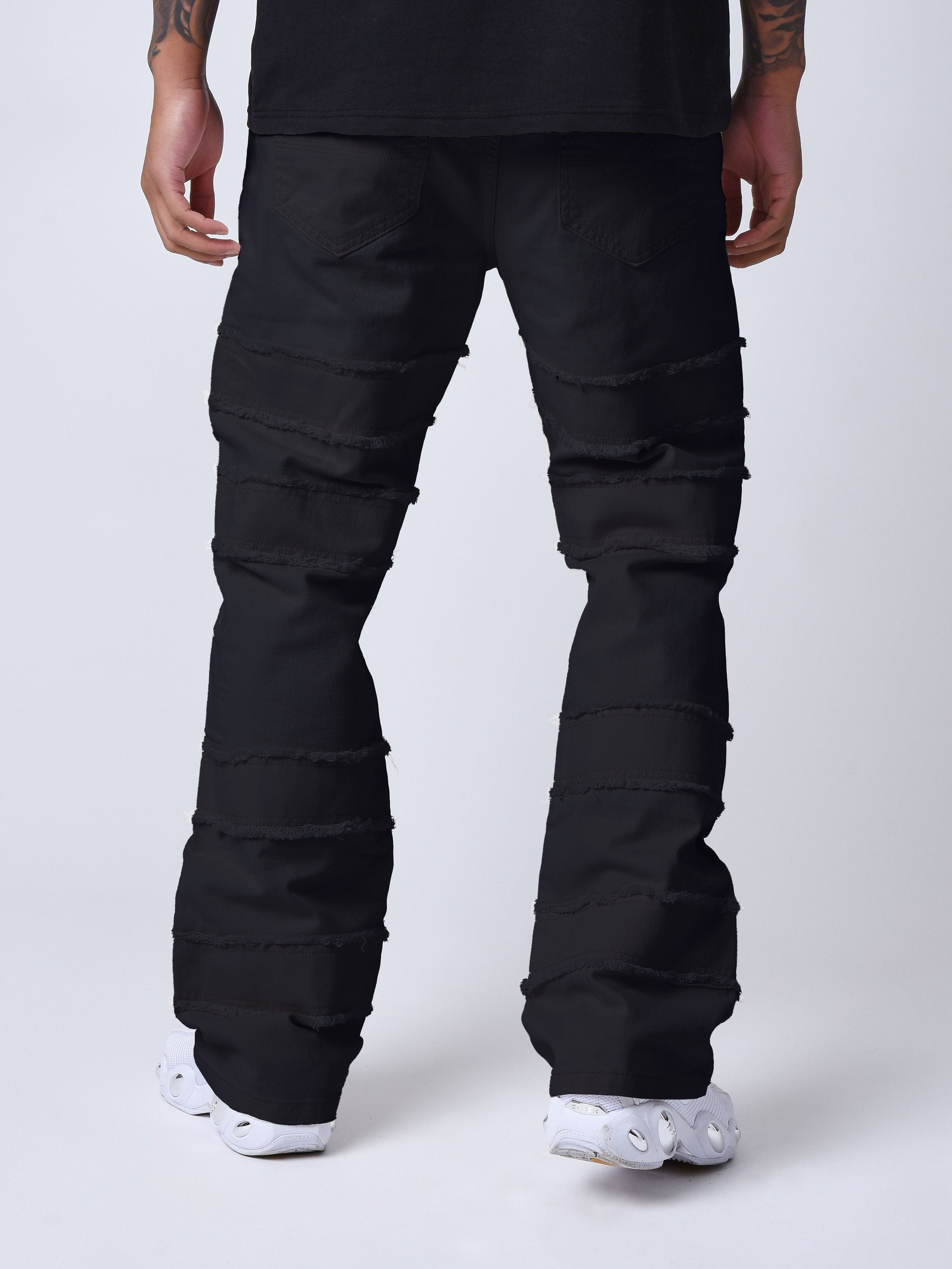 Jeans évasé à détails effilochés